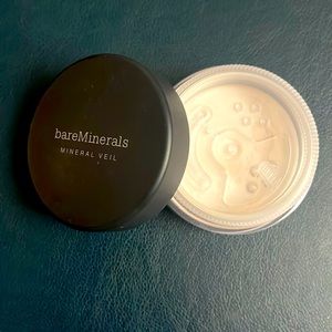 BareMinerals Mineral Veil illuminating setting powder.